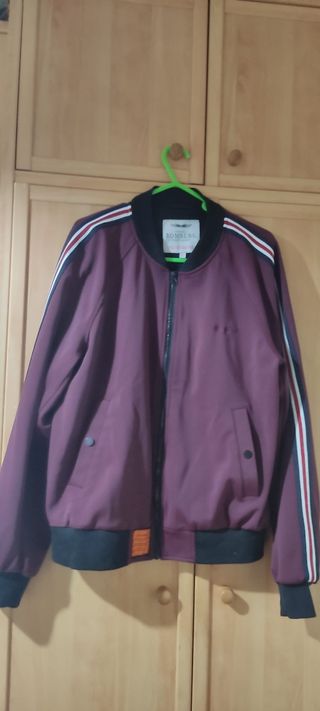 Cazadora Bombers original talla L. Color granate.
