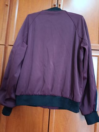 Cazadora Bombers original talla L. Color granate.
