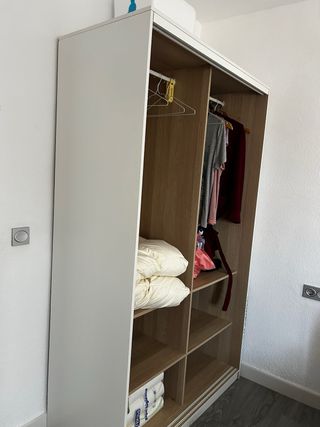 Armario ropero Ikea blanco y madera natural.