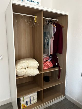 Armario ropero Ikea blanco y madera natural.