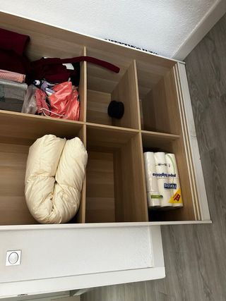 Armario ropero Ikea blanco y madera natural.