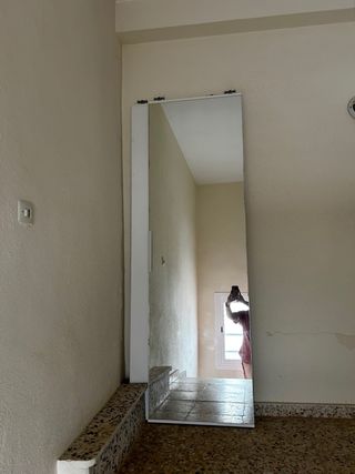 Armario ropero Ikea blanco y madera natural.