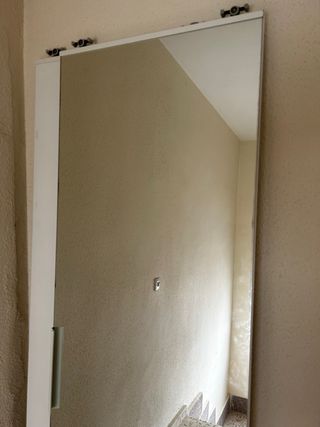 Armario ropero Ikea blanco y madera natural.