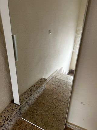 Armario ropero Ikea blanco y madera natural.