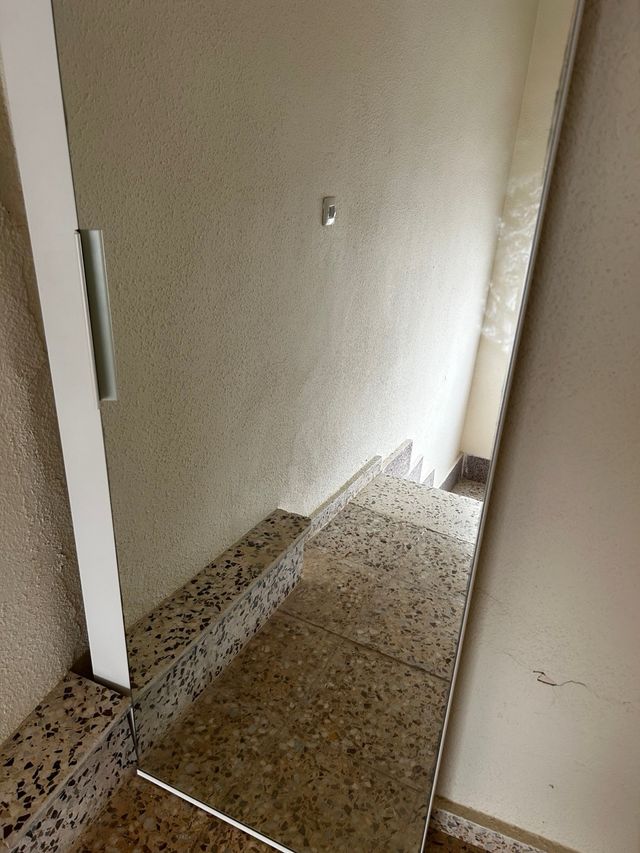 Armario ropero Ikea blanco y madera natural.