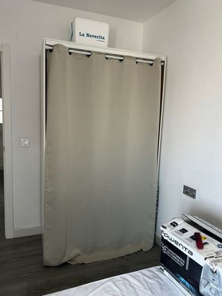 Armario ropero Ikea blanco y madera natural.