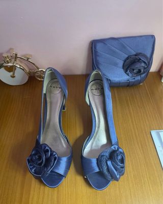 Tacones azul y bolso