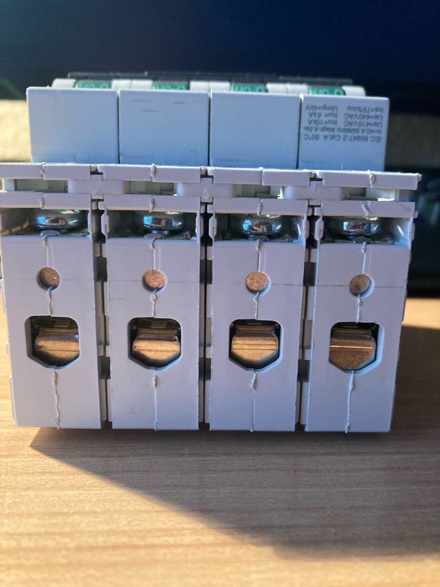 Interruptor magnetotérmico GE C40 4 polos