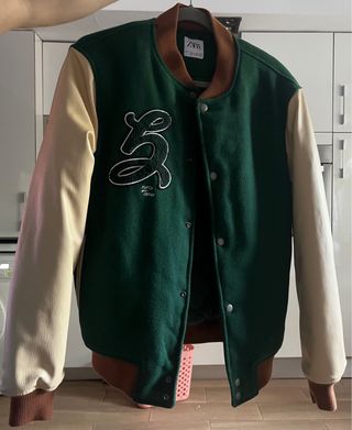 Chaqueta bomber Zara verde beis