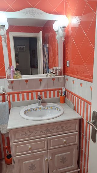 Muebles baño - naranja y blanco