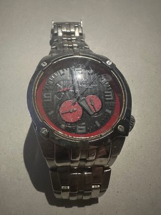 Reloj deportivo negro y rojo