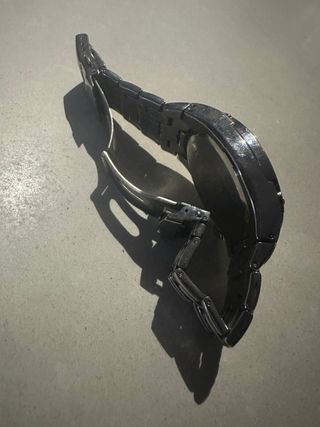 Reloj deportivo negro y rojo