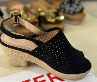 Sandalias negras verano 
unico par 