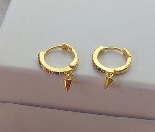 Aritos dorados con colgante multicolor