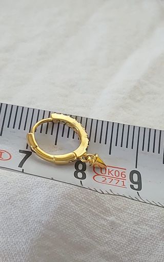 Aritos dorados con colgante multicolor