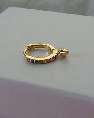 Aritos dorados con colgante multicolor