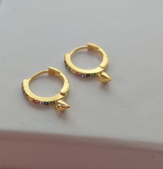 Aritos dorados con colgante multicolor