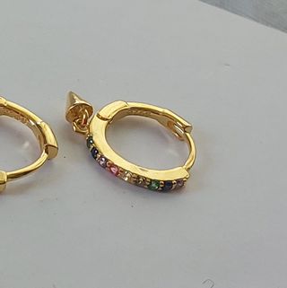 Aritos dorados con colgante multicolor