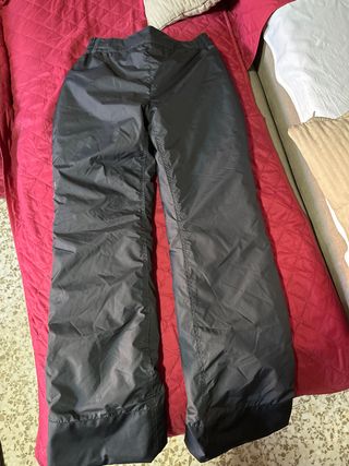 Pantalones Nieve.
Talla: M.
Nuevo sin estrenar.