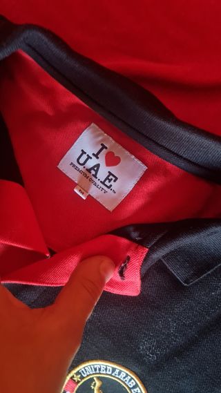 Polo UAE nera e rossa