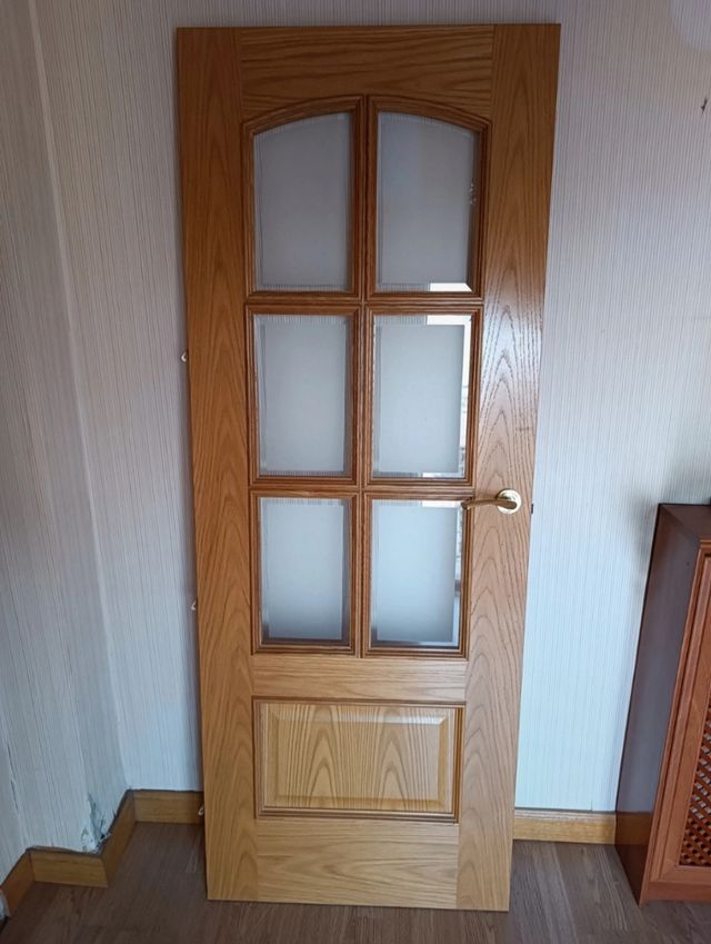 Puerta de madera con cristales