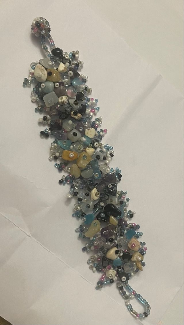 Pulseira multicolorida com contas