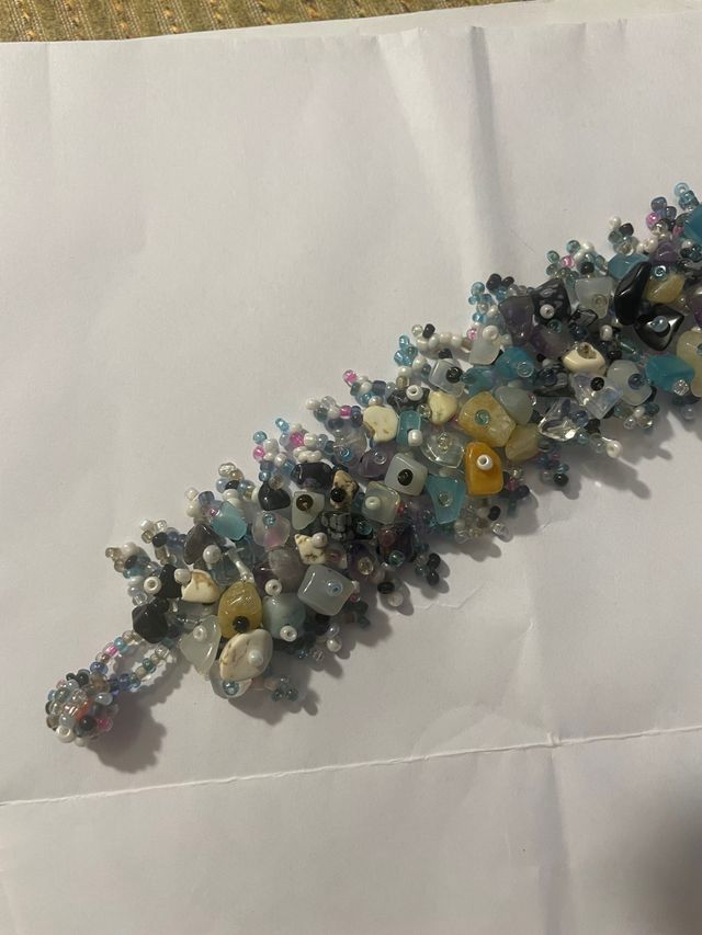 Pulseira multicolorida com contas