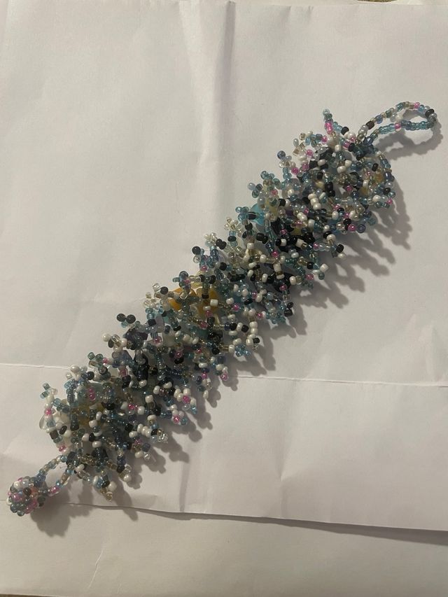 Pulseira multicolorida com contas