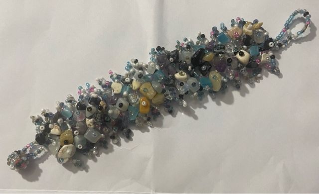 Pulseira multicolorida com contas