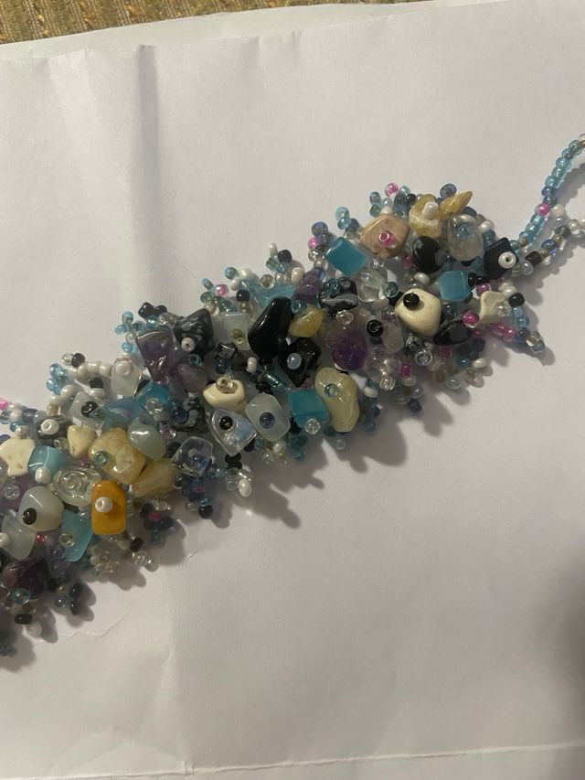 Pulseira multicolorida com contas