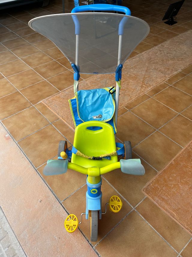 Triciclo infantil com capota