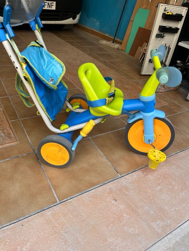 Triciclo infantil com capota