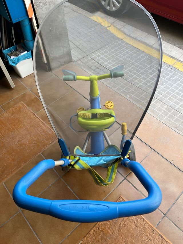 Triciclo infantil com capota