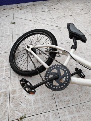 Bicicleta BMX blanca y naranja