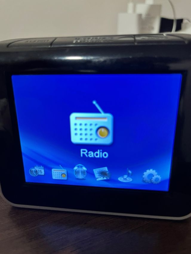 Despertador digital con radio y 2 alarmas