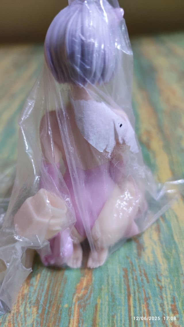 Figura anime kawaii mujer con vestido rosa