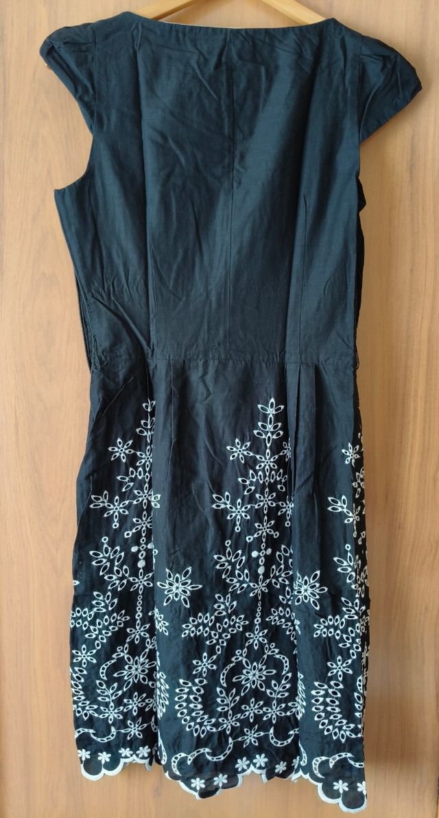 Vestido negro bordado blanco