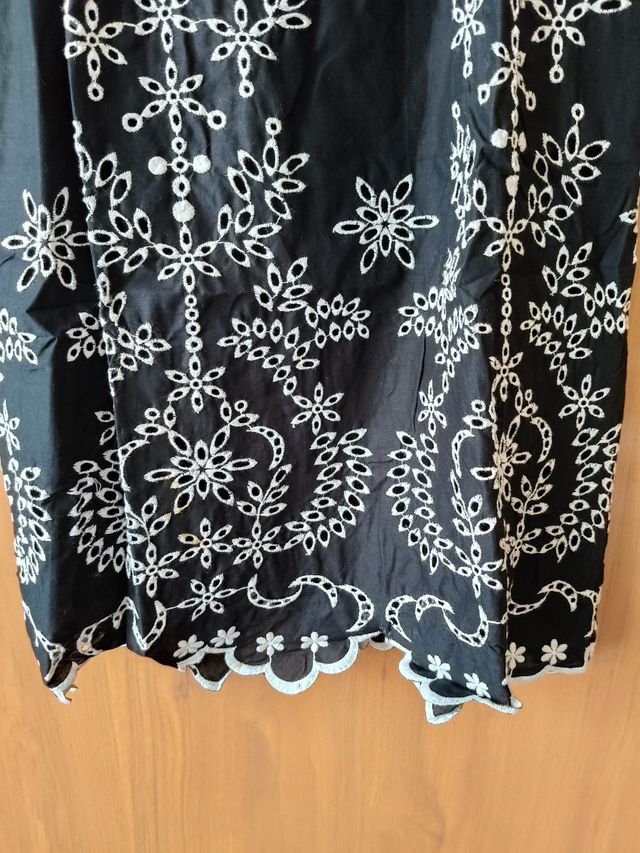 Vestido negro bordado blanco