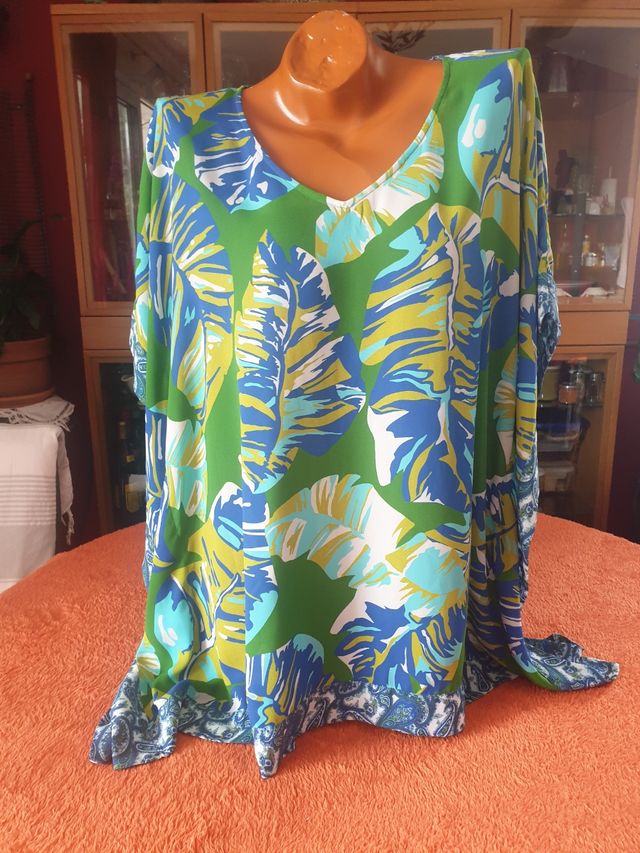 Blusa poncho estampada azul y verde