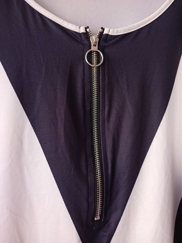 Blusa Curve, con rayas negras de Shein.