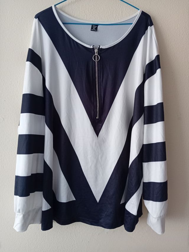 Blusa Curve, con rayas negras de Shein.