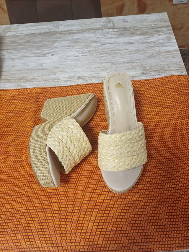 Sandalias cuña beige