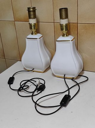 2 lámparas mesa cerámica blancas detalles doradoss