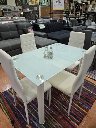 Mesa-Comedor gris con las 4 sillas