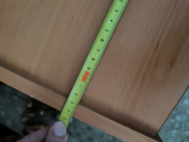 Estantería de madera marrón y escritorio de madera