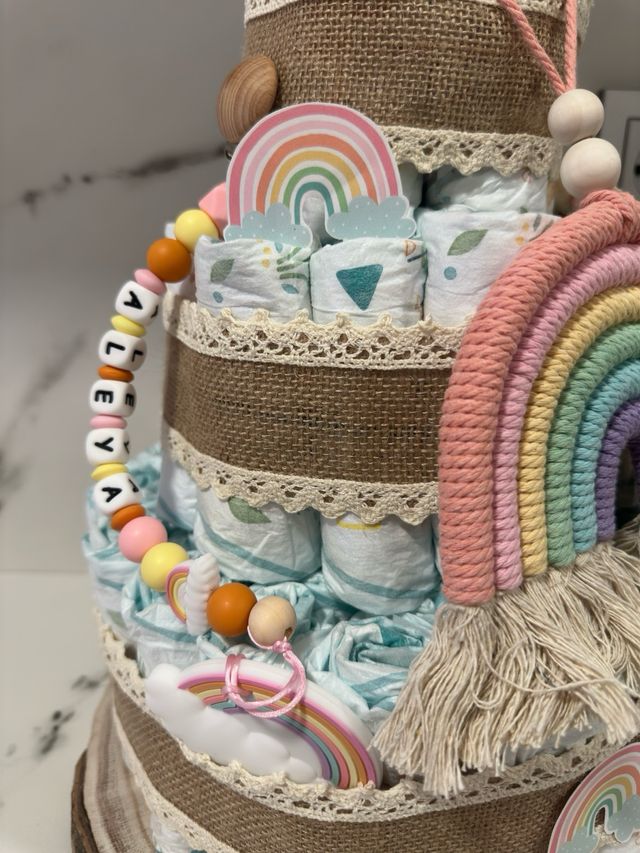 Pastel pañales bebé arcoiris personalizado