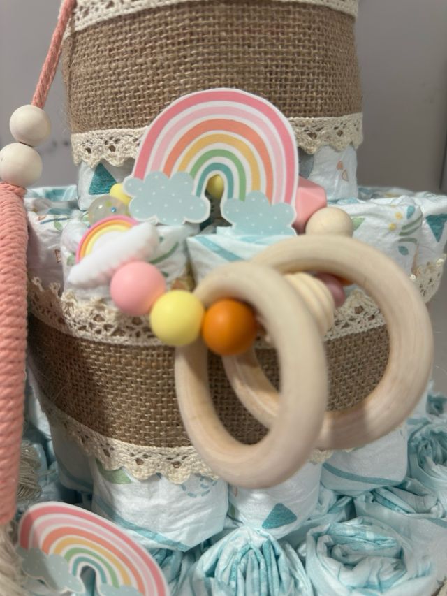 Pastel pañales bebé arcoiris personalizado
