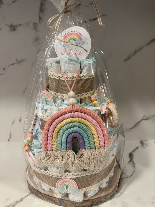 Pastel pañales bebé arcoiris personalizado