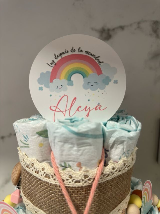 Pastel pañales bebé arcoiris personalizado