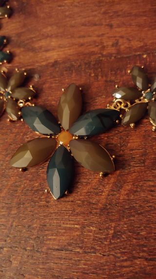Collana fiori verde oliva e oro
